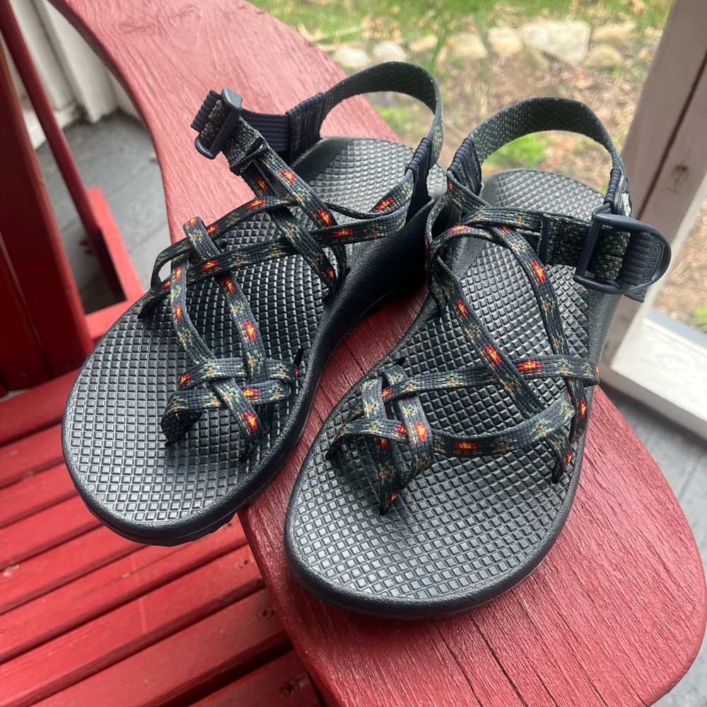CHACO WOMEN’S SANDALS - SIZE 6